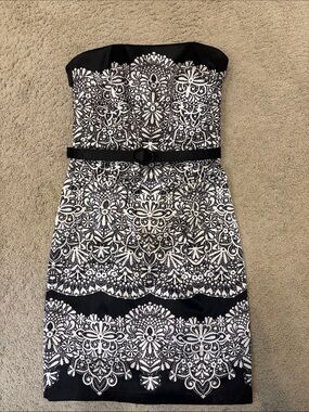 White House Bkack Market strapless dress silky 4 like new with belt
